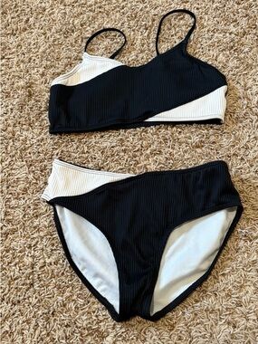 Abercrombie Kids Black & White Ribbed Bikini Set girls size 13/14
